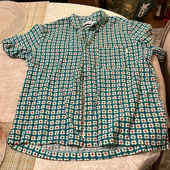 Urban Outfitters Size Medium Button Down Shirt in EUC. Oversized! - Picture 1 of 7